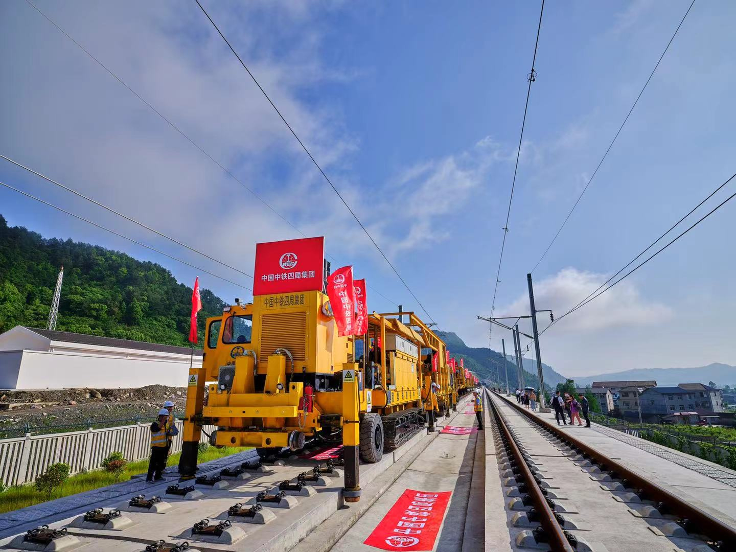 Rail engineer trials automatic track laying system in China Global