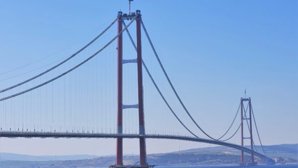 The bridge seen from the Asian side of the Dardanelles (Zafer/CC BY-SA 4.0)