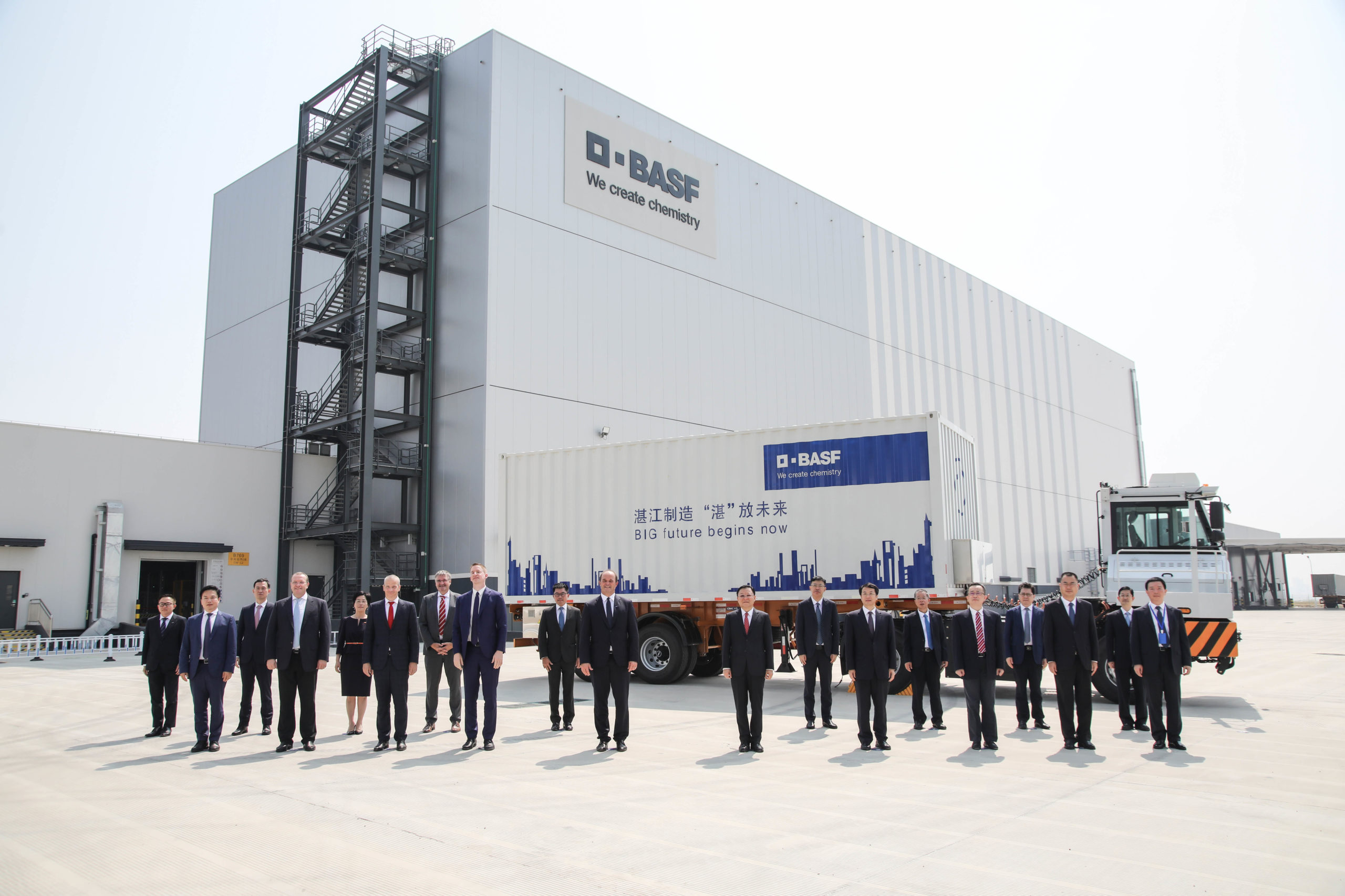 BASF managers pose in front of an automated warehouse at the Zhanjiang site (BASF)