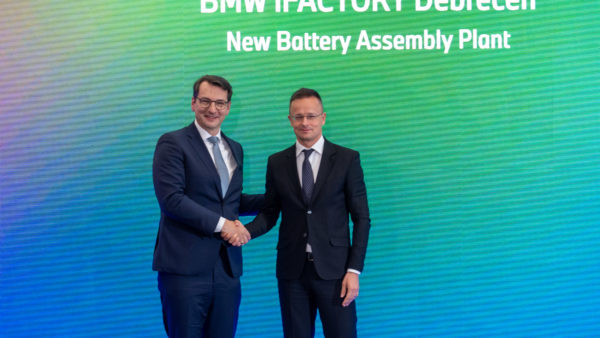 BMW’s Milan Nedeljković (left) with Hungarian trade minister Péter Szijjártó (BMW)