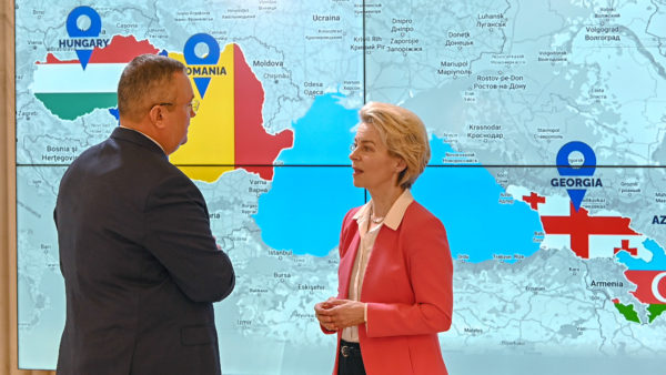 Romanian Prime Minister Nicolae Ciucă, left, and European Commission President Ursula von der Leyen discuss the plan in Bucharest on 17 December (Photograph by Dati Bendo/© European Union 2022)