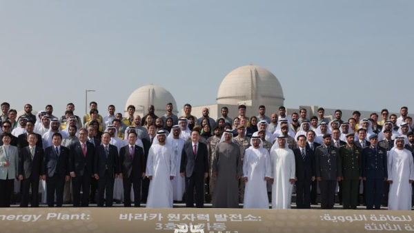 President Yoon Suk Yeol and UAE president Mohammed bin Zayed Al Nahyan pose in front of the Korean-built Barakah Nuclear Power Plant (Ministry of Trade, Industry and Energy)