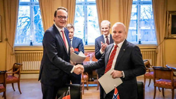 Equinor’s Anders Opedal, right, signed the agreement with Markus Krebber, chief executive of RWE (Ole Berg-Rusten/NTB)