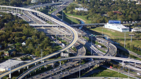 Texas has the longest road network of any US state. This picture shows the I-10 and I-45 interchange in Houston (Dhanix/CC BY-SA 3.0)