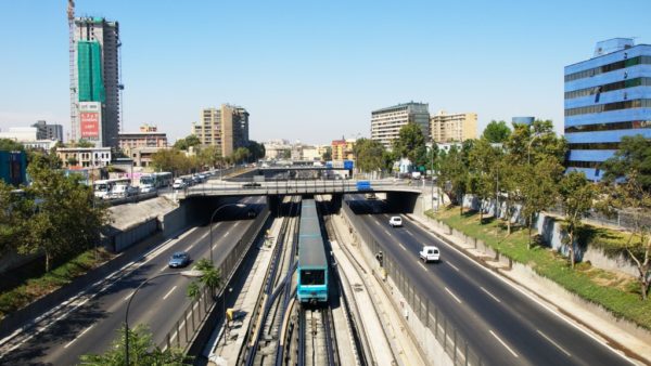 Ruta 5 is part of the Pan-American Highway. It stretches from Peru to southern Chile. This picture shows it passing through Santiago, where it is known as Autopista Central (GIO: IAB/CC BY-SA 2.0)