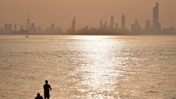 Anglers try their luck in Kuwait Bay (Tristan Ferris/CC BY 2.0)