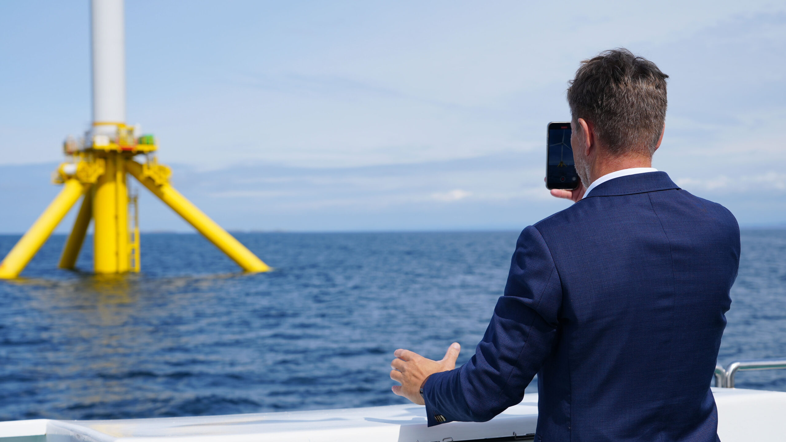 
               Norwegian Minister of Petroleum and Energy, Terje Aasland, visiting Norway’s Marine Energy Test Centre (Courtesy of Norwegian Offshore Wind)
              