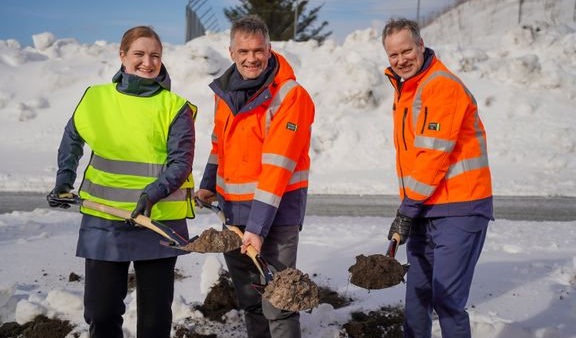 The groundbreaking ceremony was held on Tuesday. Wielding the shovels were Bodø’s Mayor, Ida Pinnerød; Avinor head Abraham Foss; and transport minister Jon-Ivar Nygård (Øystein Løwer/Avinor)