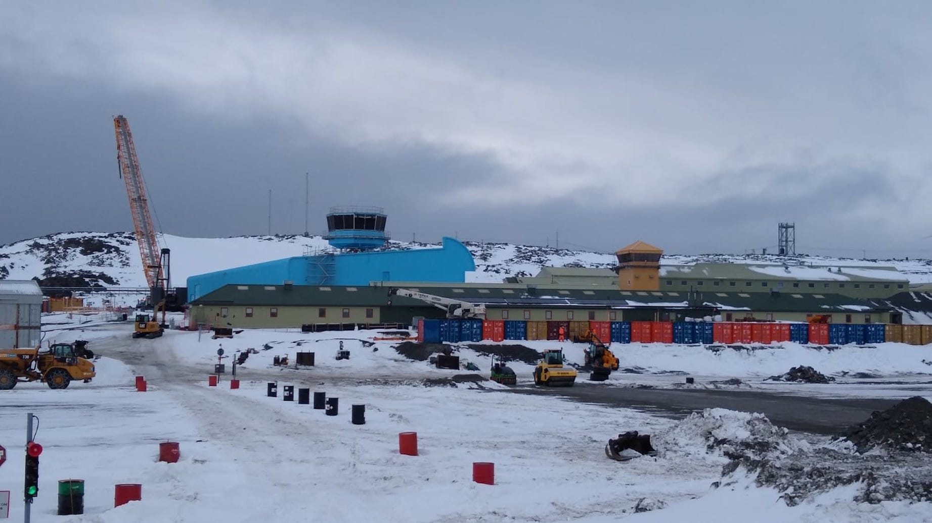 
               Las fases de construcción deben planificarse meticulosamente porque todos los materiales deben enviarse desde el Reino Unido.
              