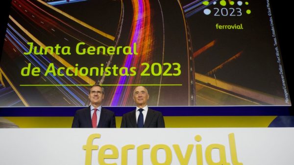Ferrovial chairman Rafael del Pino, right, with chief executive Ignacio Madridejos at yesterday’s shareholders meeting (Ferrovial)