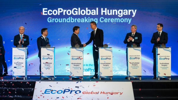 Lee Dong-chae shakes hands with Peter Szijjarto during Friday’s groundbreaking ceremony (EcoPro)