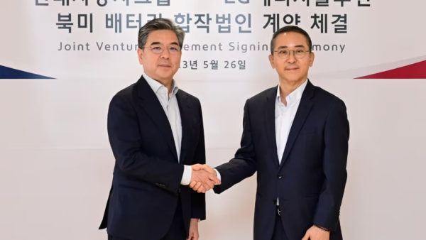 Left to right, Jaehoon Chang, chief executive of Hyundai Motor Company and his opposite number from LG Energy Solutions, Youngsoo Kwon