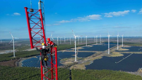 Engineers put the finishing touches to the testing mast on Klettwitz hill (SPRIND)