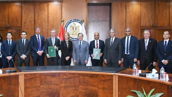 Officials from the Alexandria National Refining and Petrochemicals Company and Scatec after the signing of the deal (Ministry of Petroleum)
