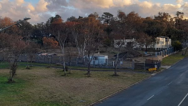 The man has been filmed smoking cigarettes and taking food deliveries from this site cabin in the diplomatic precinct of Yarralumla, Canberra. Photograph from 8 June 2023 (Peter Ellis/CC BY-SA 4.0)