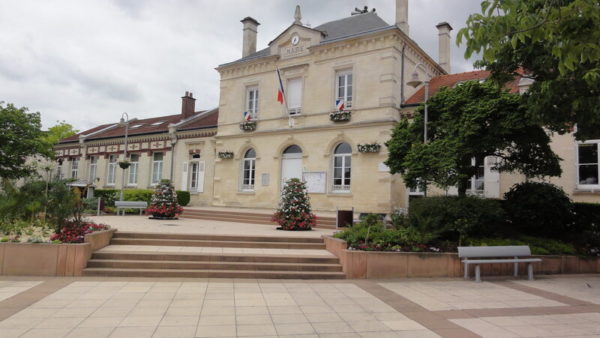 Villers-Saint Paul’s town hall (Havang(nl)/Public Domain)