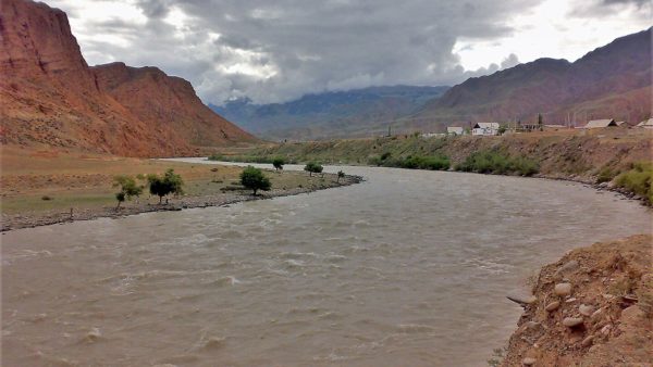 The Naryn rises in Kyrgyzstan and flows into Uzbekistan and has numerous potential hydroelectric sites (Nurdjen/Public Domain)