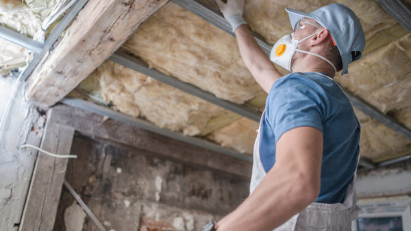 Insulation installation (Welcomia/Dreamstime)