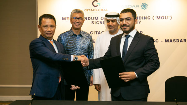 Abdulla Zayed, right, signed the agreement with Tan Sri of Citiglobal (Masdar)