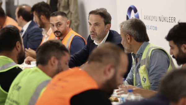 Turkey’s energy minister with workers at the Akkuyu NPP (Alparslan Bayraktar via Twitter)