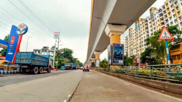 An elevated section of Kolkata’s Metro Line 3 along the Diamond Harbour Road (Monish700061/CC BY-SA 4.0)