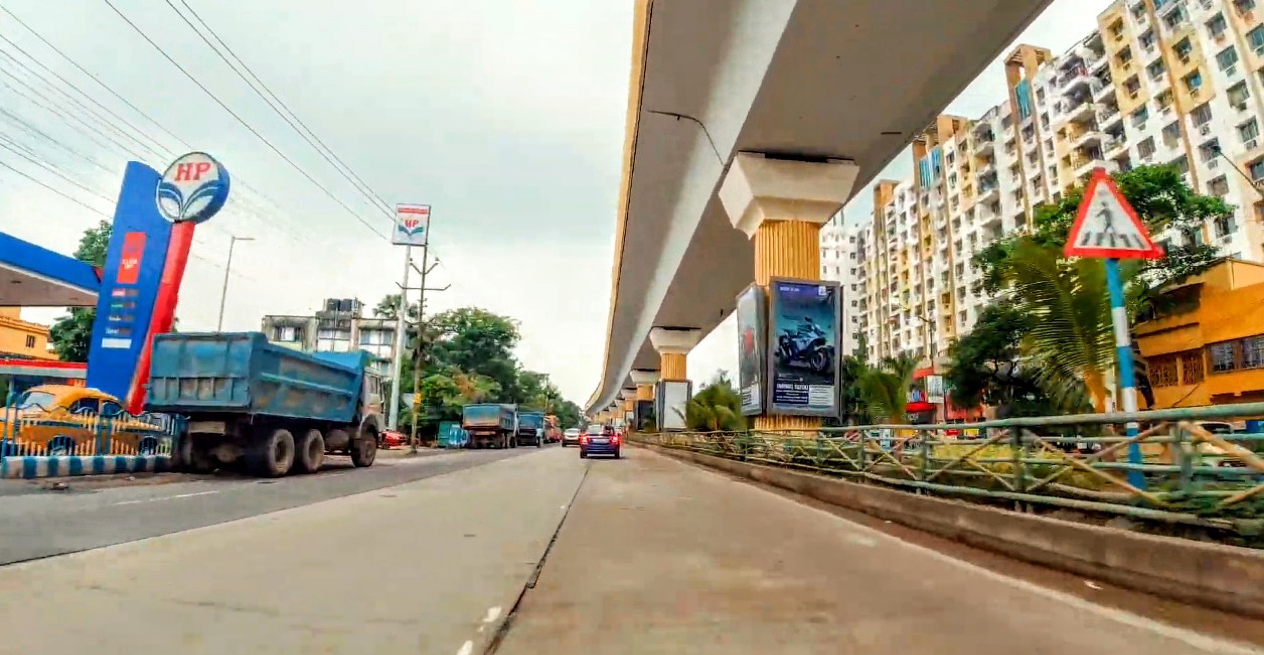An elevated section of Kolkata’s Metro Line 3 along the Diamond Harbour Road (Monish700061/CC BY-SA 4.0)