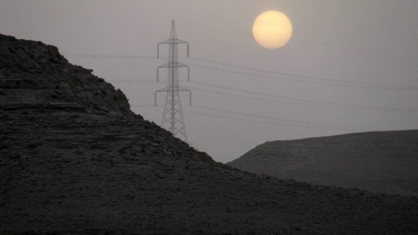 A power line near Riyadh, Saudi Arabia (Peter Dowley/CC BY 2.0)