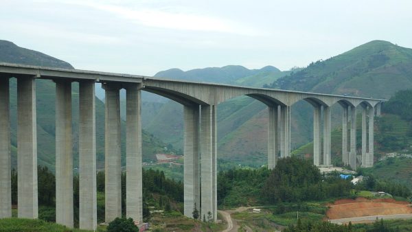 The Hutiaohe Bridge in Guizhou province. In the past, the rail sector has been a major recipient of investment (Glabb/CC BY-SA 3.0)
