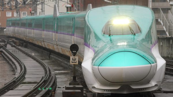 A Hokkaido H5-series shinkansen approaching Sendai Station (Sukhoi37/CC BY-SA 4.0)