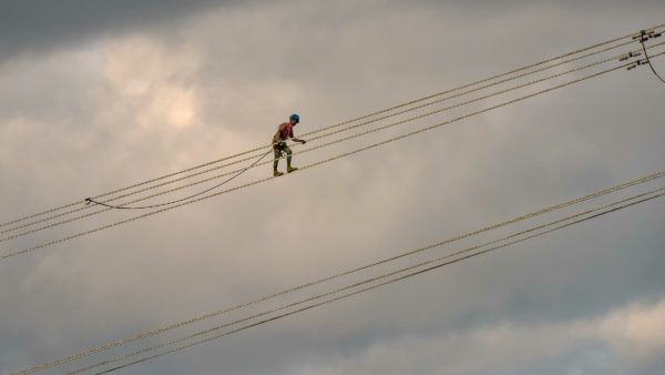 An Ethiopian lineman at work (Rod Waddington/CC BY-SA 2.0 DEED)