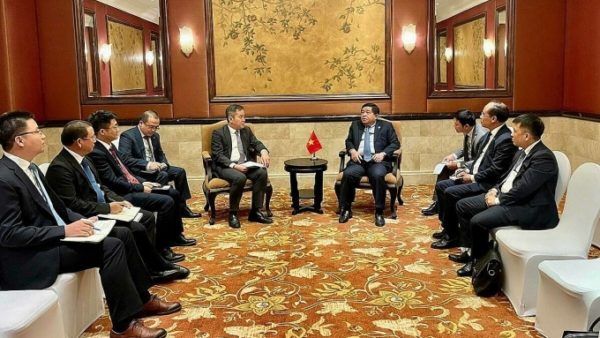 Nguyen Chi Dung sitting next to Bai Yinzhan in Beijing last week (photo courtesy of Vietnam’s Ministry of Planning)