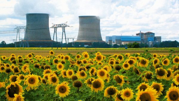 The nuclear power plant of Saint Laurent des Eaux in France (Nitot/CC BY-SA 3.0 Deed)