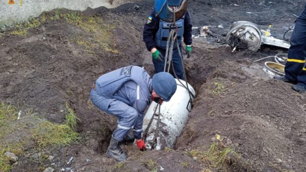 Emergency services remove an unexploded, 500kg bomb at Kremenchuck in May 2022 (State Emergency Service of Ukraine/Dsns.gov.ua/CC BY 4.0 Deed)