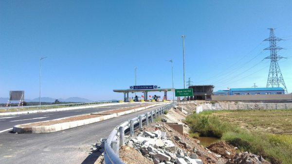 A toll station on the Da Nang-Quang Ngai Expressway in Vietnam, completed in 2018 and blighted by cracks and potholes (Linhcandng/CC BY-SA 3.0)